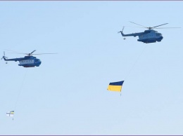 В небе Одессы сегодня летали вертолеты с флагами Украины и ВМС