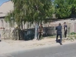 В Запорожье полицейскому пришлось стрелять в вооруженного топором мужчину