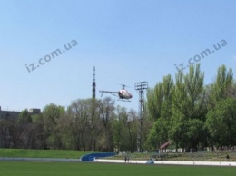 На запорожском стадионе приземлился вертолет (ФОТО)