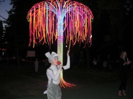 В детском городке «Сказка» в Николаеве появилось светодиодное дерево, исполняющее желания