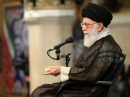 "На удар последует удар в ответ". Аятолла Хаменеи обвинил США в подстрекательстве мусульманских стран к конфликту с Тегераном