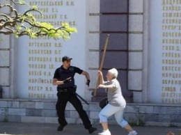 Агрессивная сторонница «русского мира» гонялась за полицейскими с древком от флага: старушку поймали, древко отобрали (ФОТО)