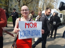 Полиция задержала участников "Монстрации" в Москве за радужный зонтик и табличку "Радужный"