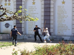 На первомайском митинге пожилая одесситка отбивалась от полиции древком от флага