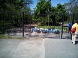Парк Победы после майских праздников снова «утонул» в мусоре