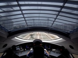 В Китае стартовали испытания высокоскоростных "умных" поездов