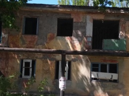 "Опасная зона". «Заброшка» на пр. Строителей в Мариуполе угрожает местным жителям (ВИДЕО)
