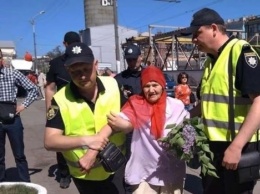 79-летнюю днепрянку с Георгиевской лентой остановила полиция