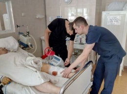 Врачи Мечникова спасают бойца с серьезной травмой