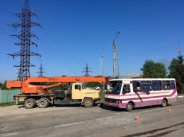В Черновцах стрела подъемного крана насквозь прошила маршрутку
