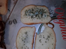 Соцсети: в Донецке торгуют затхлым хлебом с плесенью