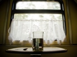 "Укрзализныця" установила единую цену 8 гривен на кофе, чай и воду в поездах