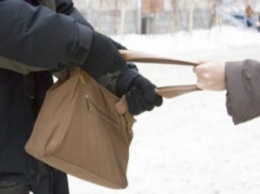 За попытку вырвать сумку из рук прохожей житель Сумщины проведет за решеткой 5 лет