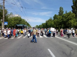 Хотят митинговать три дня: В столице на Виноградаре местные жители перекрыли дорогу