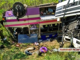 Жуткая авария на трассе: столкнулись зерновоз и два автобуса, более десятка пострадавших людей