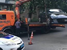 "Совсем страх потеряли!": В Киеве за нарушение эвакуировали Porsche Panamera - сеть в восторге