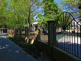 Спорный забор возле школы на Таирова все-таки установили: сейчас там благоустраивают территорию