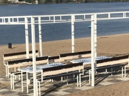 На центральном пляже в Запорожье обустроили шахматную зону, как она выглядит