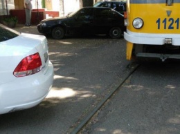 Ты не пройдешь: в Николаеве из-за неправильно припаркованного автомобиля стоят трамваи, - ФОТО