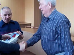Накануне праздника: ветеранов Каменского поздравили продуктами