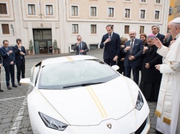 Папа Римский продает свой Lamborghini