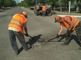 В одном из райцентров Херсонщины к празднику ремонтируют дороги