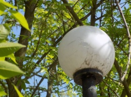 В Голой Пристани вандалы разбили фонари в городском парке