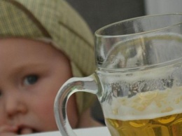 Жительница Бердянска напоила трехлетнюю дочь пивом - девочка в больнице
