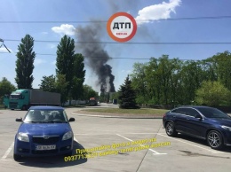 В Киеве масштабный пожар на стоянке - пылают два десятка авто. Фото и видео