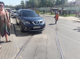 В Одессе показали мастер-класс по автохамству на трамвайных путях