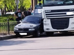 В Николаеве грузовик прижал к обочине "ВАЗ 2109", - ФОТО