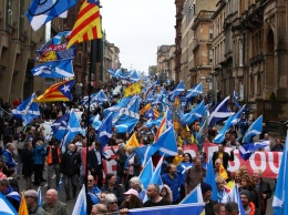 Масштабное шествие в Глазго: тысячи шотландцев вышли на улицы требовать независимости