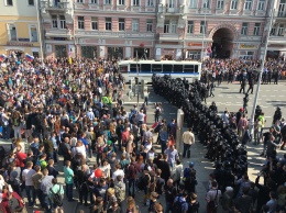 В Москве на Пушкинской площади продолжаются задержания