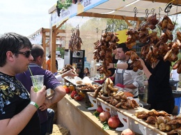 В первый день гости фестиваля "О, да! Еда!" съели две тонны мяса - организатор