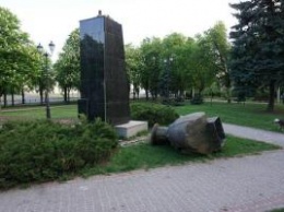 В Харькове снесли памятник Жукову: кадры