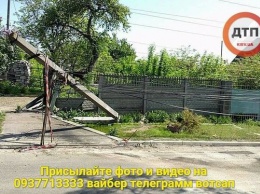 Под Киевом водитель, который врезался в столб, оставил целое село без света