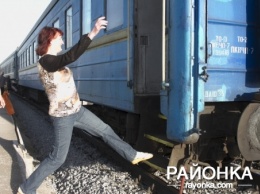 В Запорожской области из-за отсутствия платформы, пассажиры подают с поездов, - ФОТО