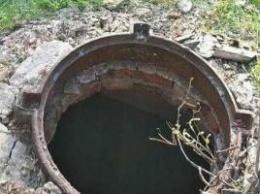 ЧП на Харьковщине: маленький ребенок провалился в глубокий люк с водой
