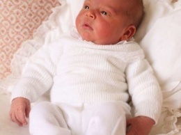 Принц Уильям и Кейт Миддлтон опубликовали первые фото новорожденного сына