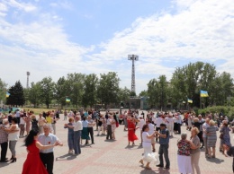 В Херсоне участники и дети войны во время "Вальса Победы" установили новый рекорд Украины