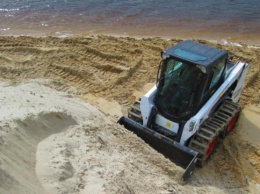 На столичные пляжи привезли 10 тысяч тонн песка (фото)