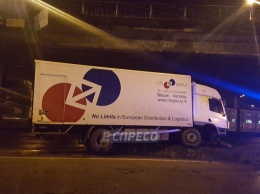 В Киеве пьяный водитель грузовика врезался в опору путепровода