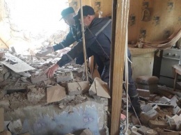 В селе в 20 км от Лисичанска зафиксировано прямое попадание артиллерии боевиков в частный жилой дом (Фото)