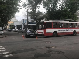 В центре Николаева троллейбус въехал в BMW
