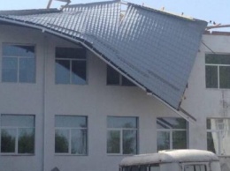 На Сумщине ветер сорвал крышу со школы, которую отремонтировали в прошлом году