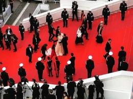 В Каннах открылся первый кинофестиваль, где запрещены селфи на красной дорожке
