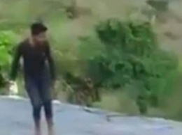 Турист упал с водопада при попытке сделать селфи: захватывающее видео