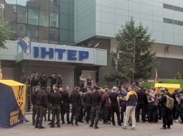 "Нацкорпус" пикетирует "Интер" - требует снять с эфира концерт с заявлениями о "фашизме" в Украине