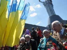 Киевляне идут к вечному огню почтить память жертв Второй мировой войны