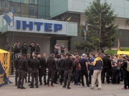 Протест под «Интером»: у здания телеканала собираются активисты